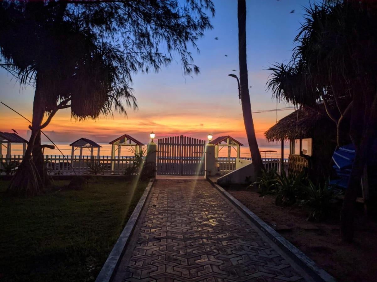 Blue Sand Beach Resort Тринкомале Екстериор снимка