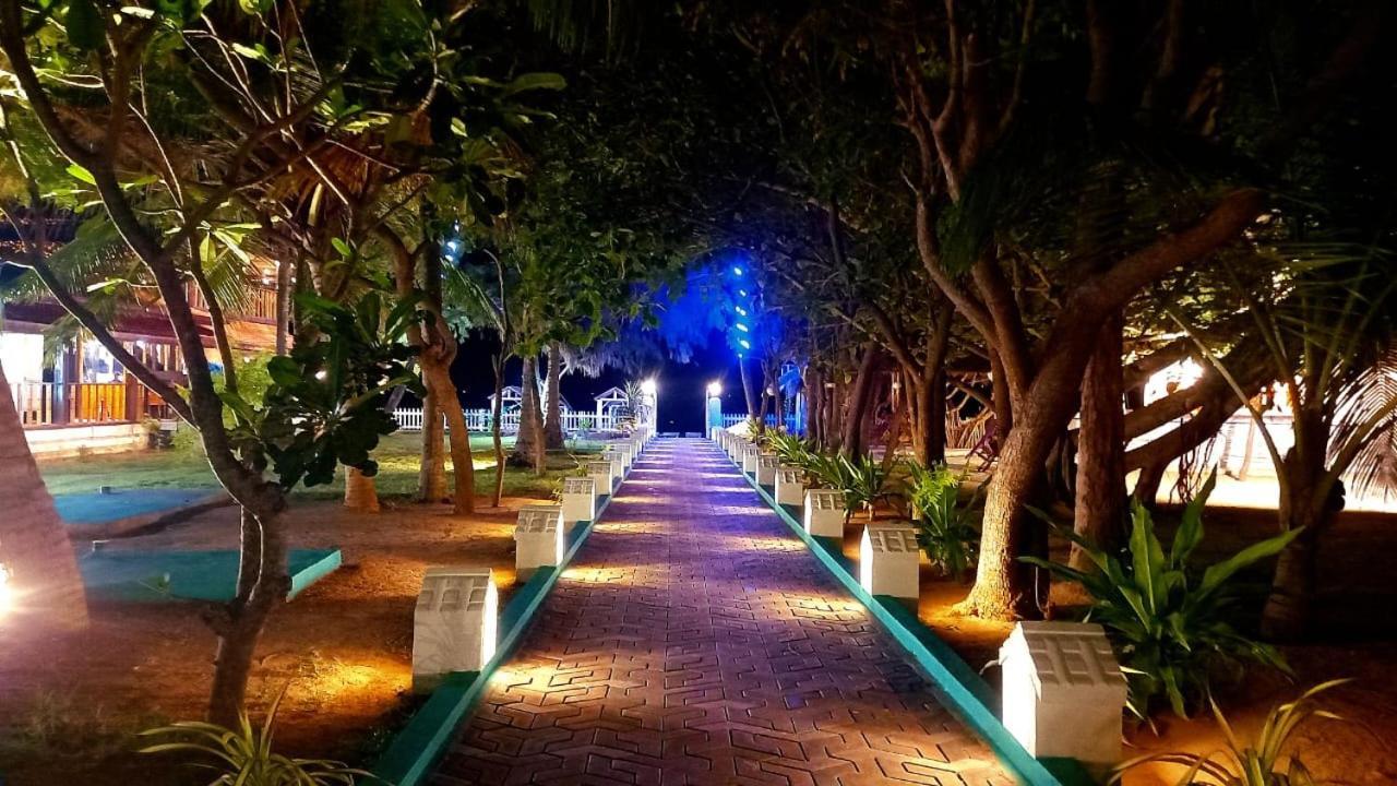Blue Sand Beach Resort Тринкомале Екстериор снимка